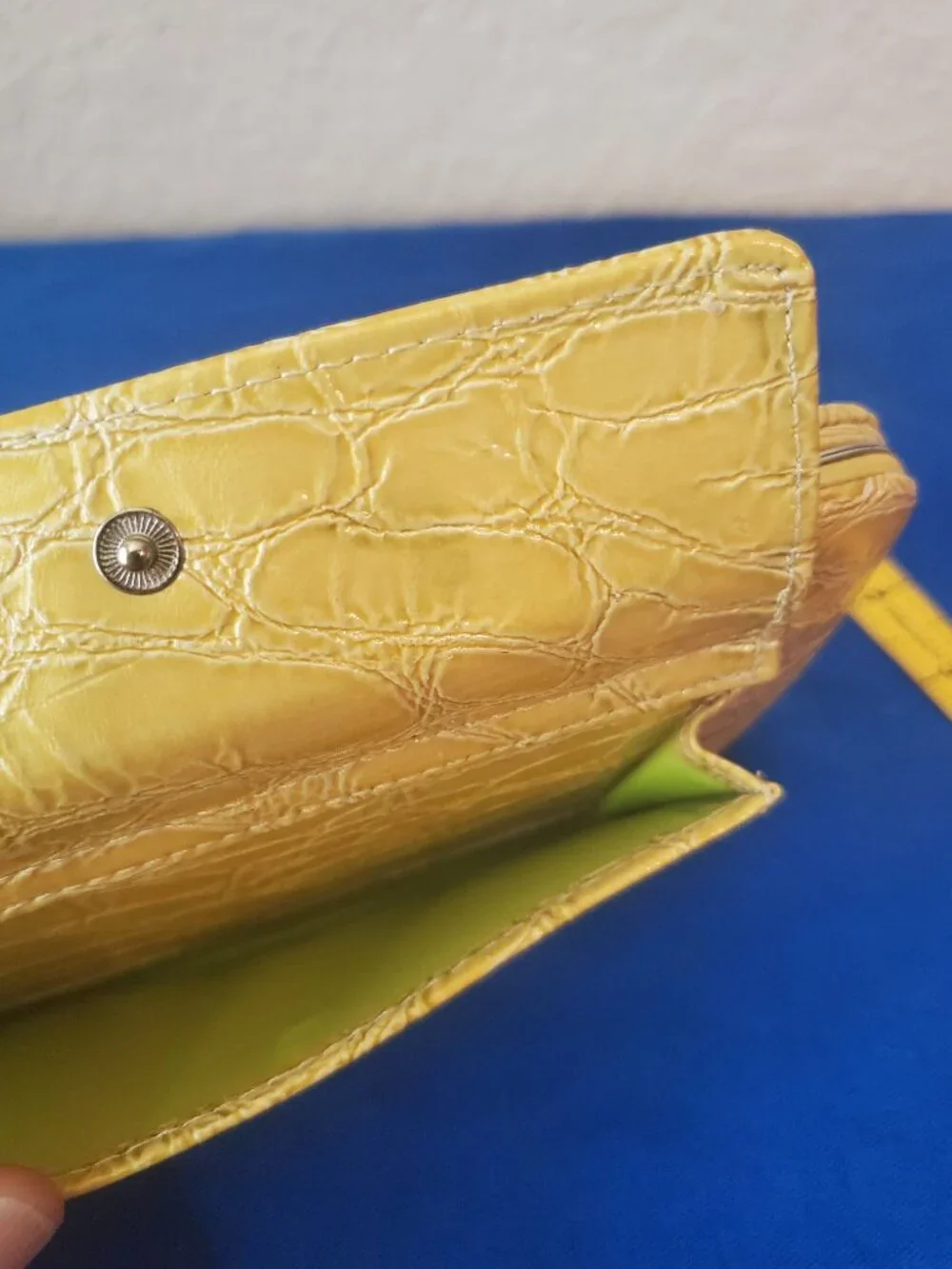 Vintage The Metropolitan Hard Case Clamshell Clutch Wallet – Yellow Croc Embosse